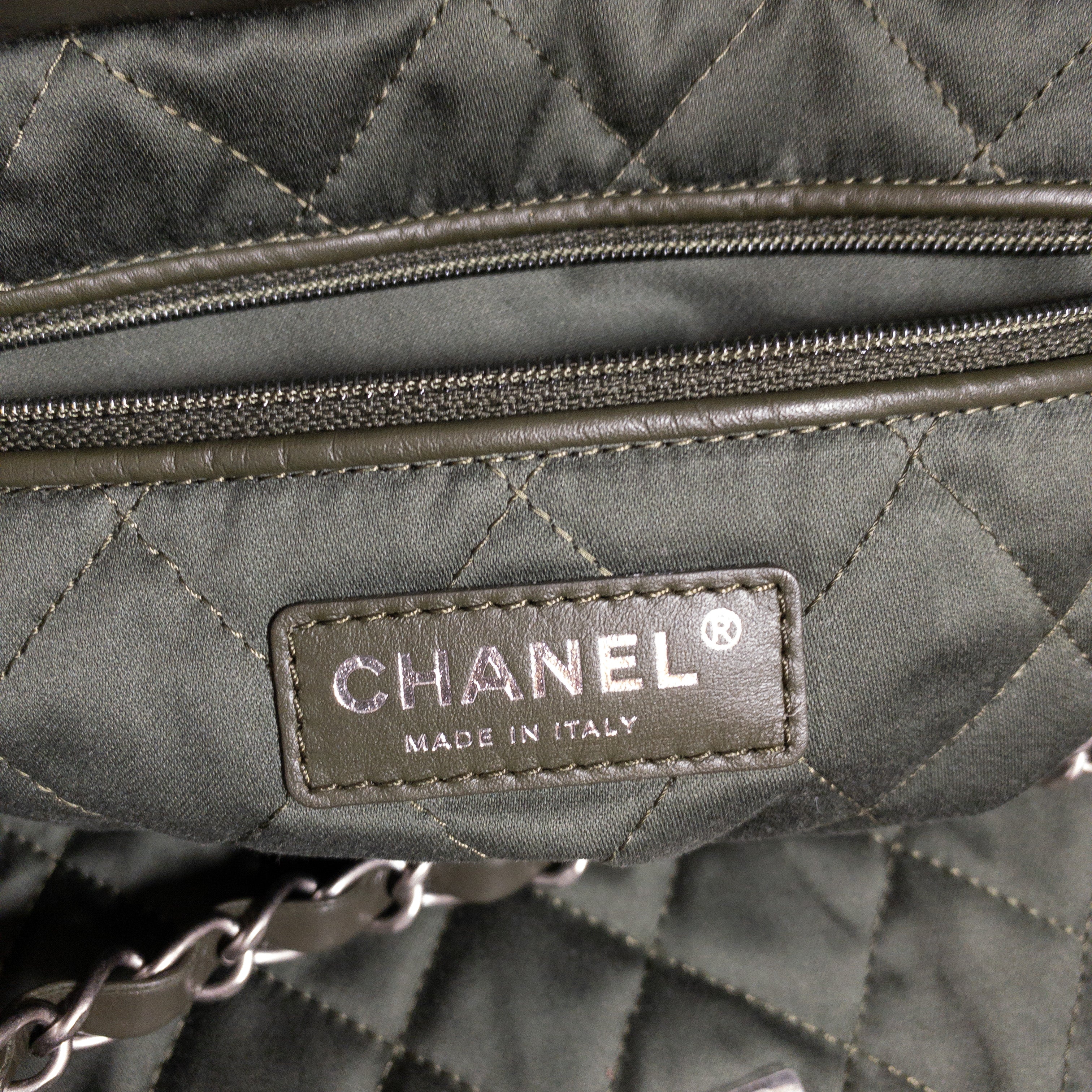 Chanel 22 Chain Hobo Quilted Calfskin Medium Green 2018041